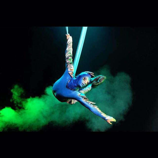 Artista da TripCirco em acrobacia aérea